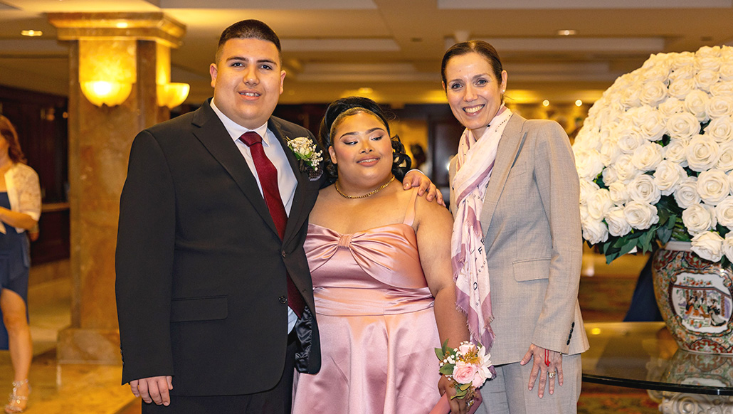 Estudiantes de Brentwood High School celebran su baile de graduación con estilo