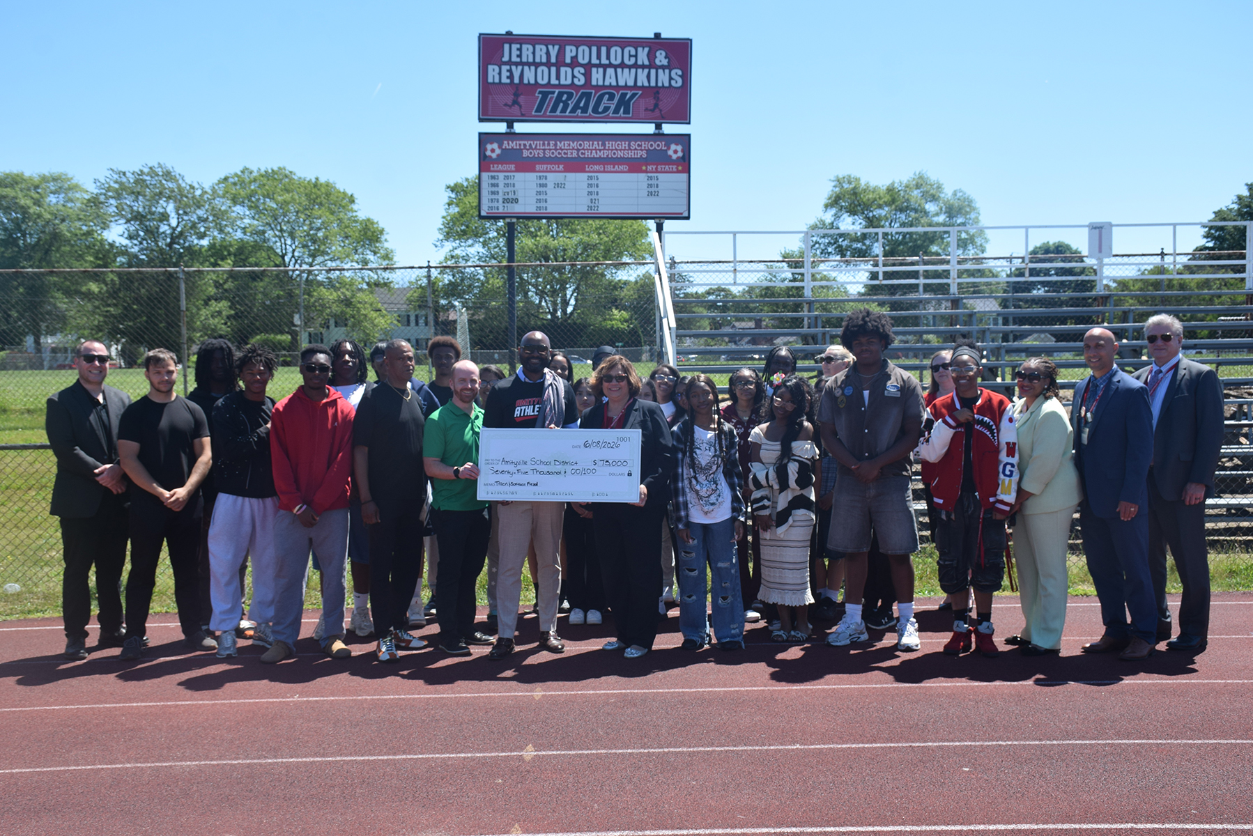 La Escuela Secundaria Amityville Memorial celebra la renovación de sus instalaciones deportivas