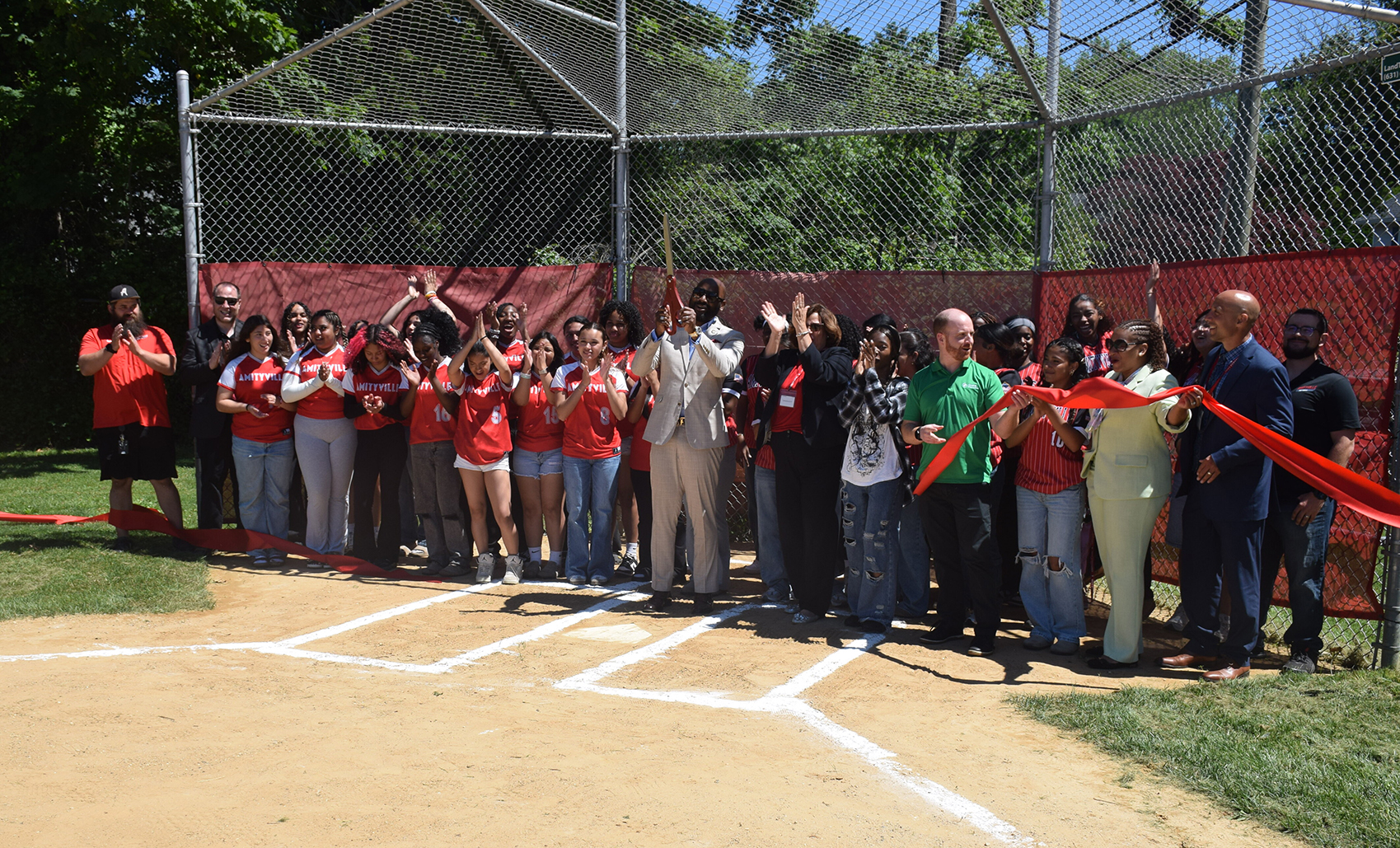 La Escuela Secundaria Amityville Memorial celebra la renovación de sus instalaciones deportivas
