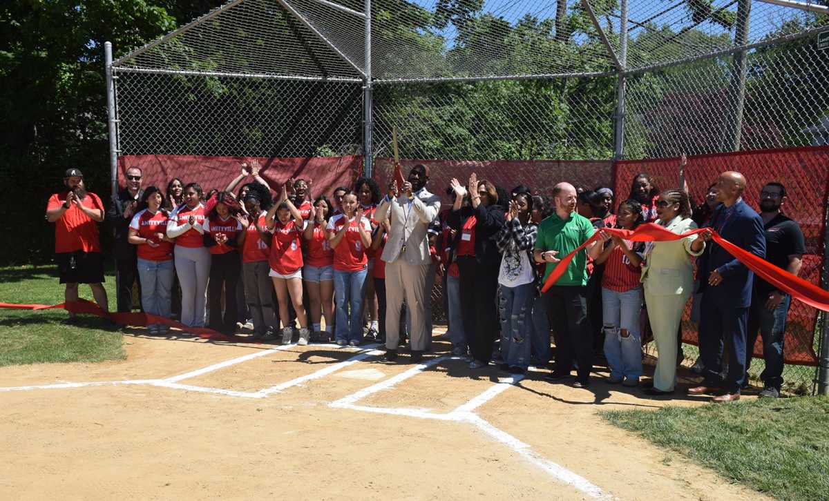 La Escuela Secundaria Amityville Memorial celebra la renovación de sus instalaciones deportivas