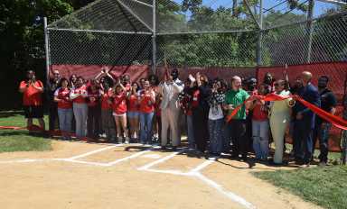 La Escuela Secundaria Amityville Memorial celebra la renovación de sus instalaciones deportivas