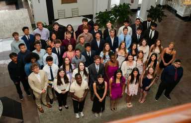 Rinden homenaje a los mejores alumnos de la promoción 2026 en el condado de Suffolk