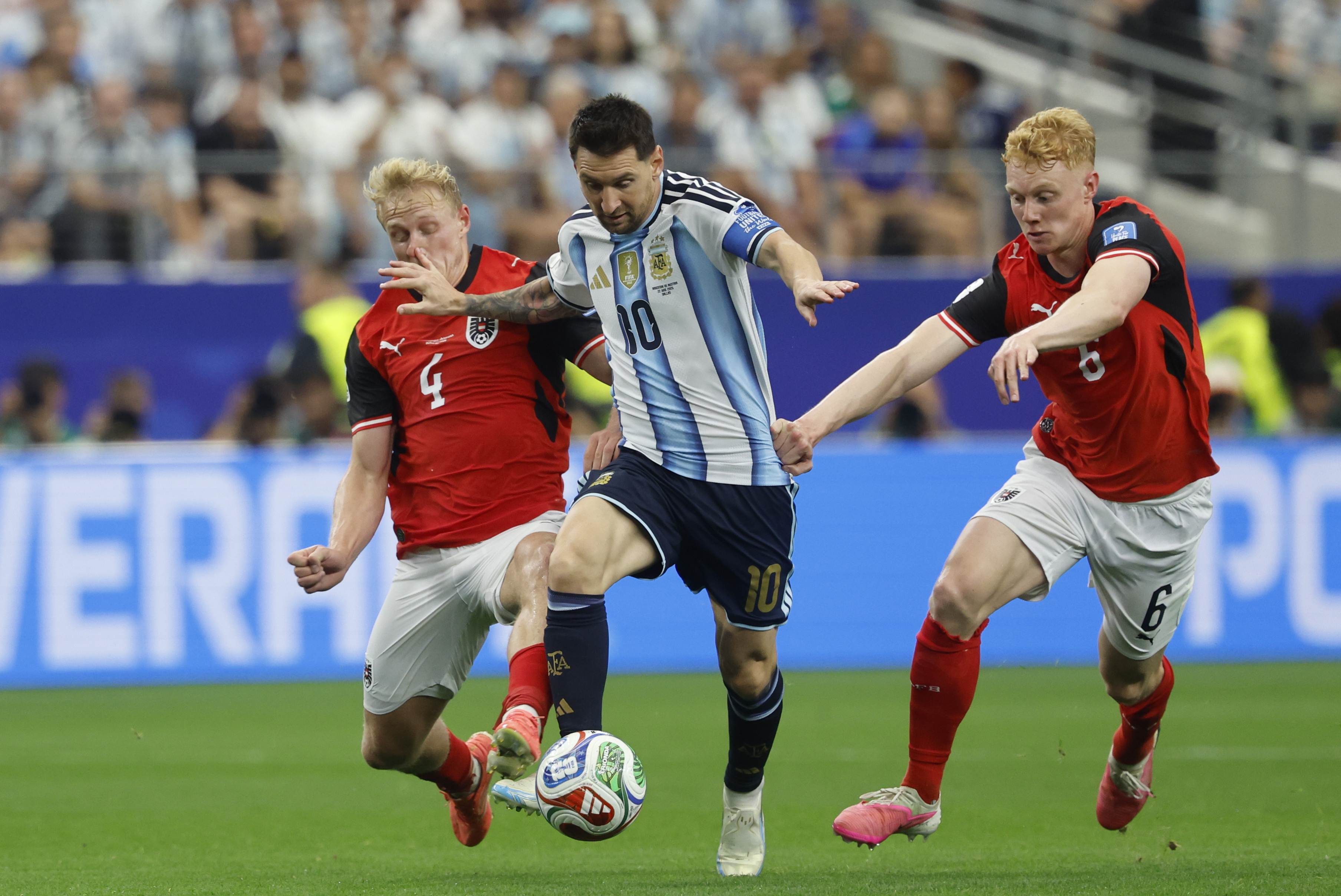 Messi agranda su leyenda y Argentina reserva plaza en dieciseisavos