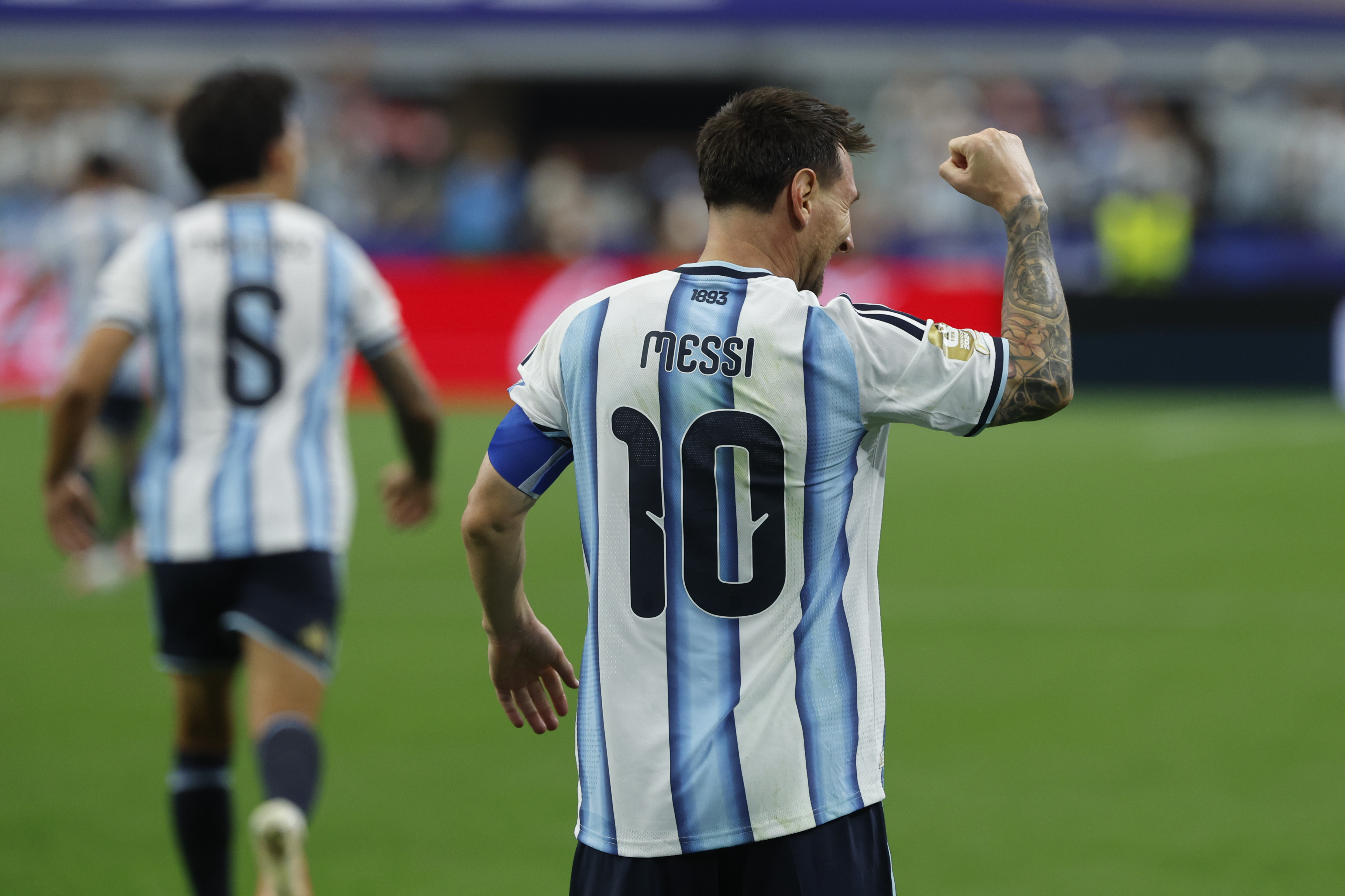 Con doblete Messi agranda su leyenda y Argentina avanza a dieciseisavos