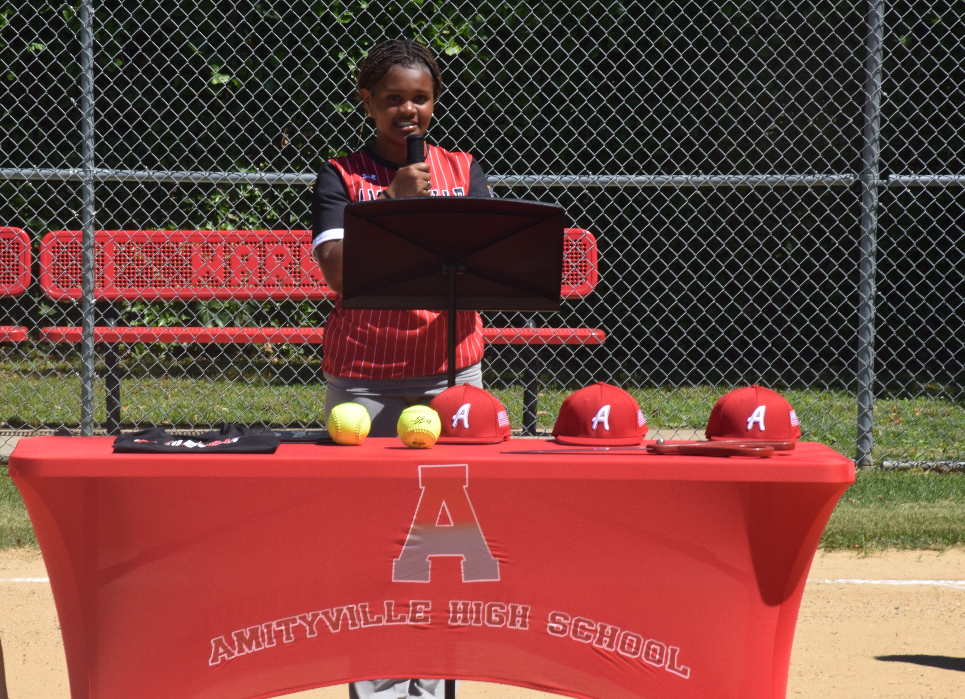 La Escuela Secundaria Amityville Memorial celebra la renovación de sus instalaciones deportivas