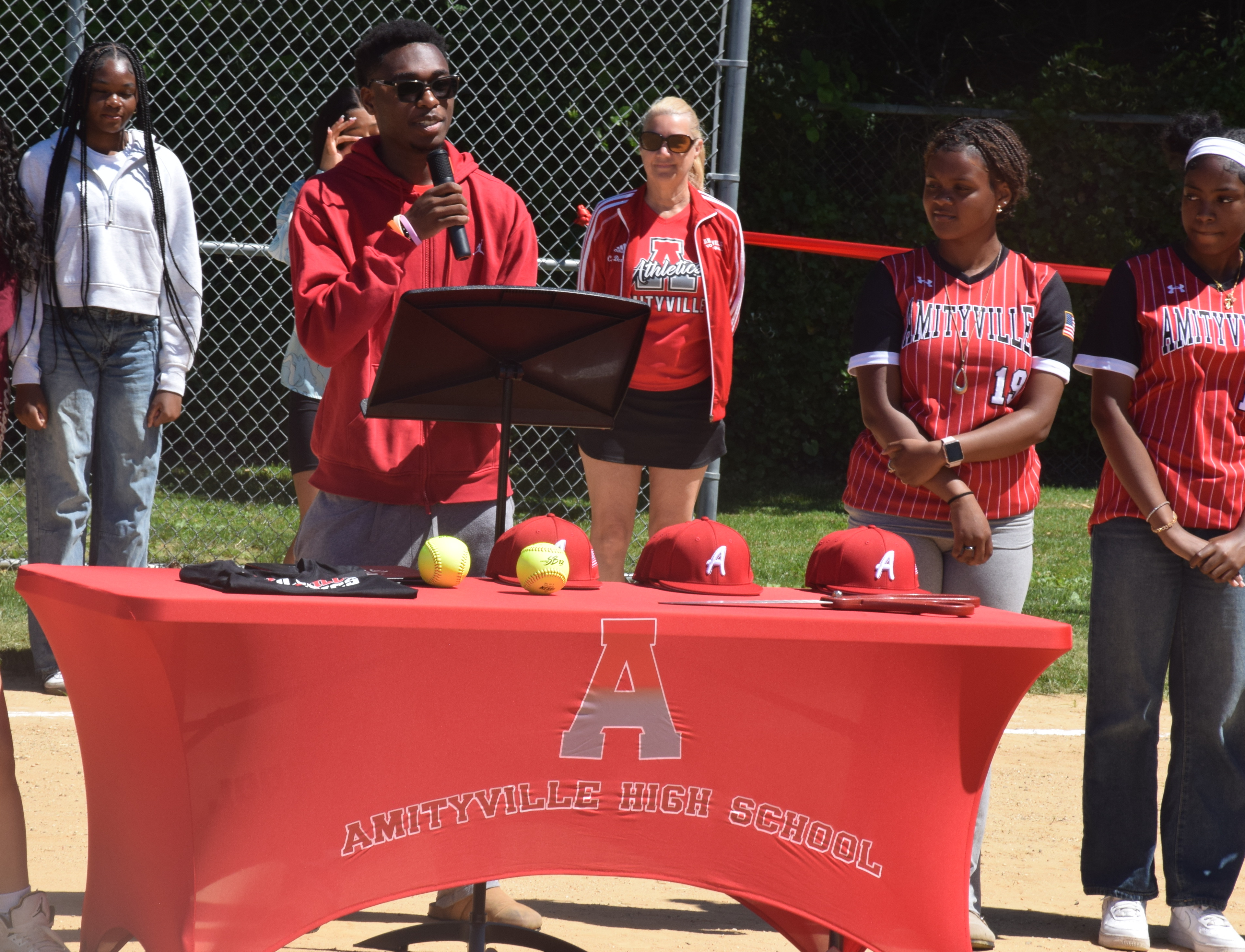 La Escuela Secundaria Amityville Memorial celebra la renovación de sus instalaciones deportivas
