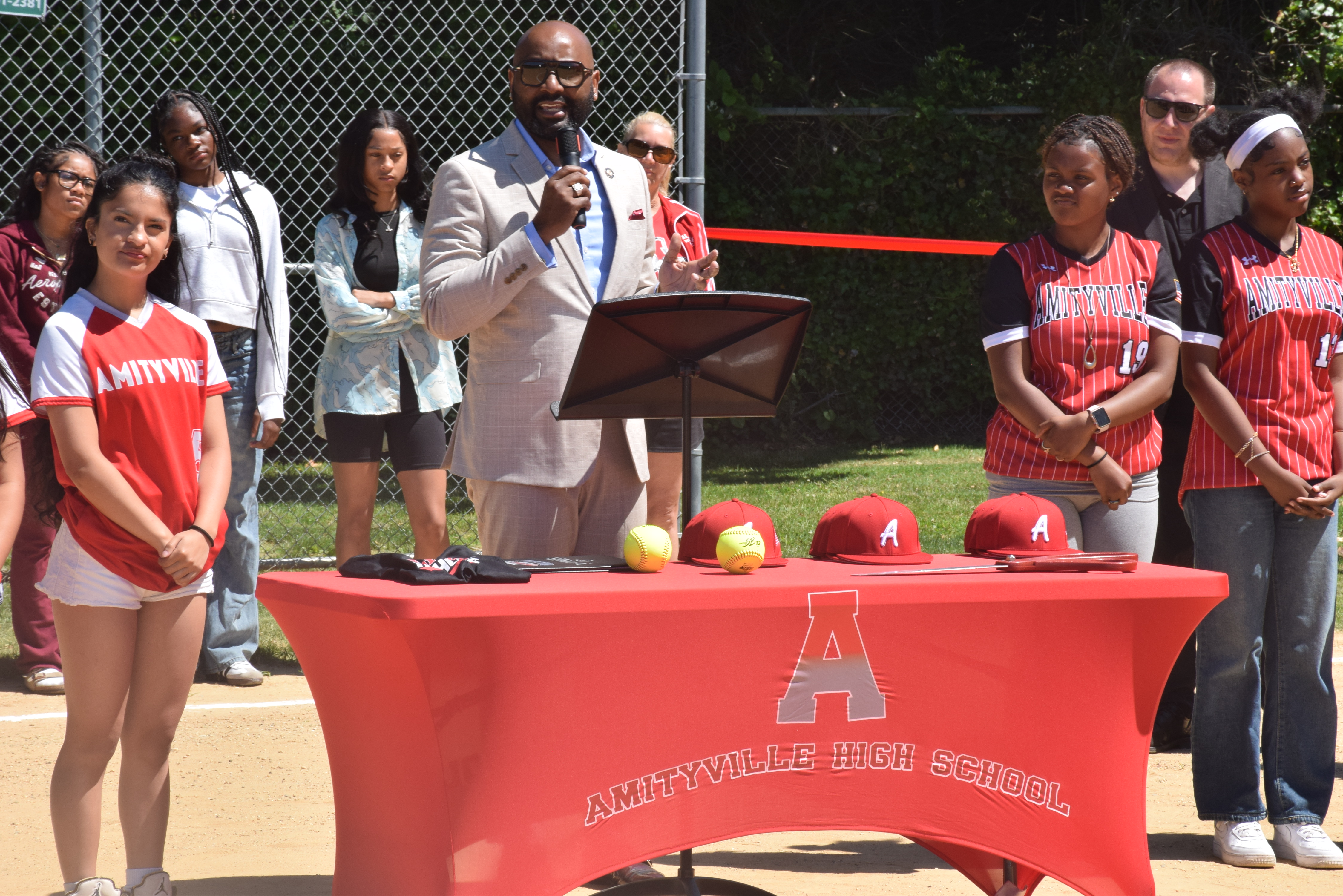 La Escuela Secundaria Amityville Memorial celebra la renovación de sus instalaciones deportivas