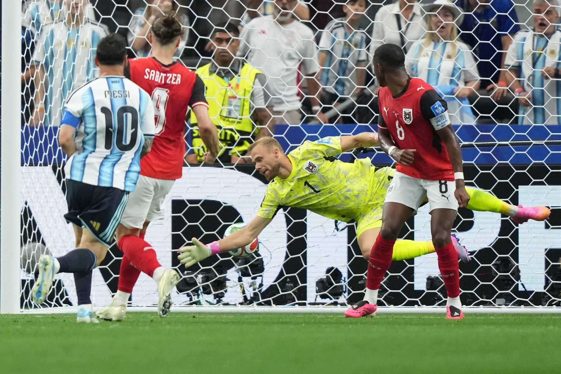 Con doblete Messi agranda su leyenda y Argentina avanza a dieciseisavos