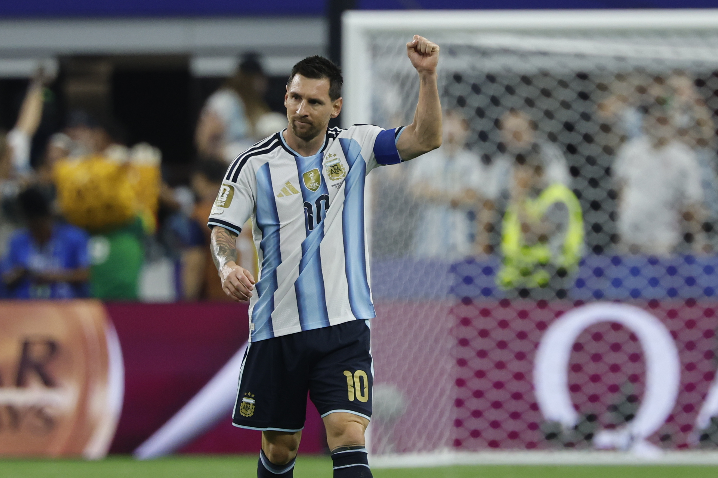 Con doblete Messi agranda su leyenda y Argentina avanza a dieciseisavos