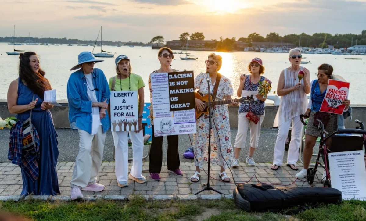 Marchan y realizan vigilia en Long Island contra la violencia de ICE