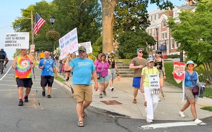 Marchan y realizan vigilia en Long Island contra la violencia de ICE