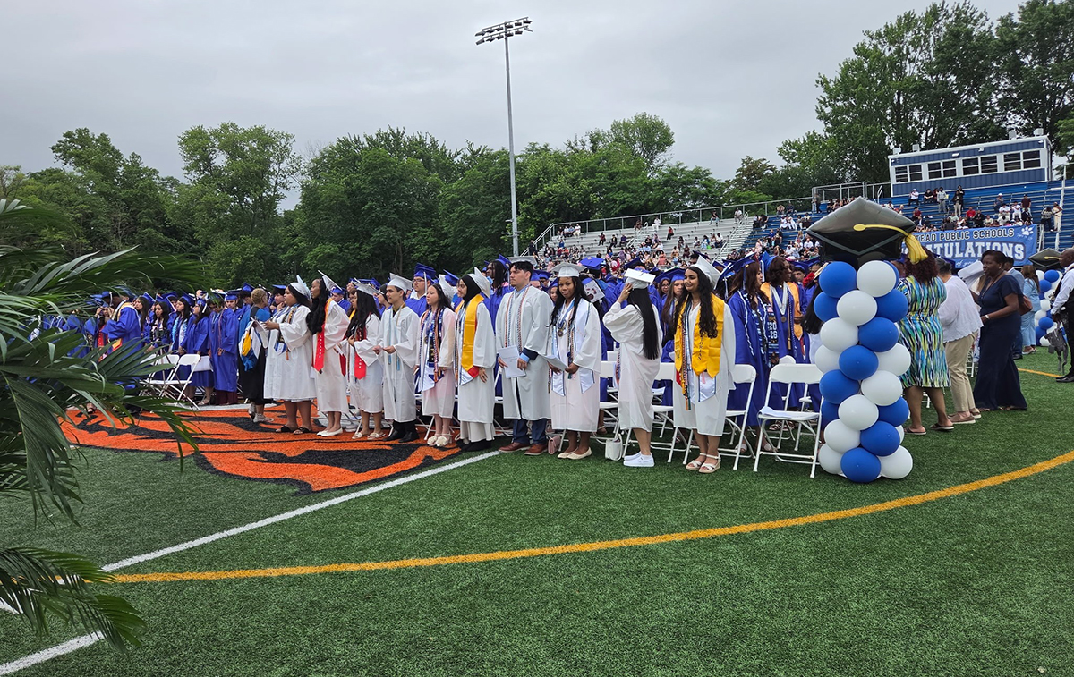 Legislador Davis celebra a los graduados de Hempstead High School