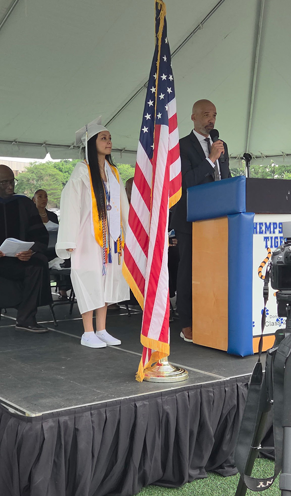 Legislador Davis celebra a los graduados de Hempstead High School