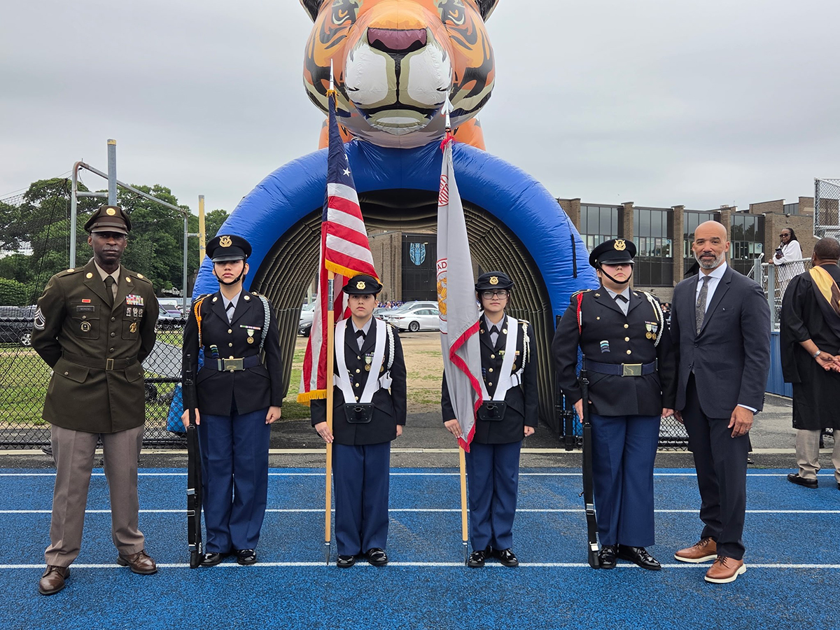 Legislador Davis celebra a los graduados de Hempstead High School