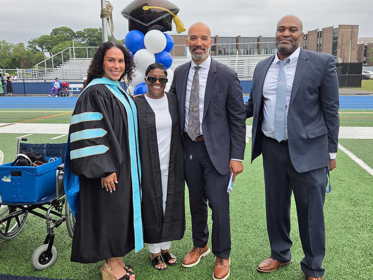 Legislador Davis celebra a los graduados de Hempstead High School