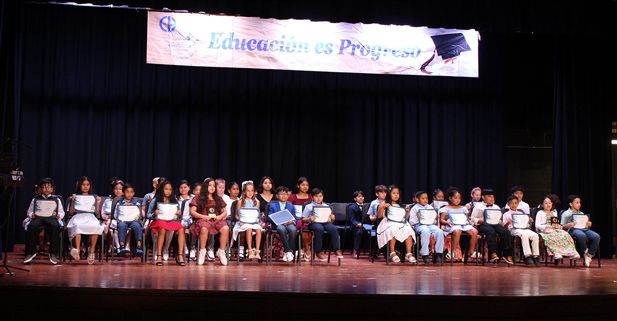 Círculo de la Hispanidad celebró noche de premios académicos y becas a estudiantes