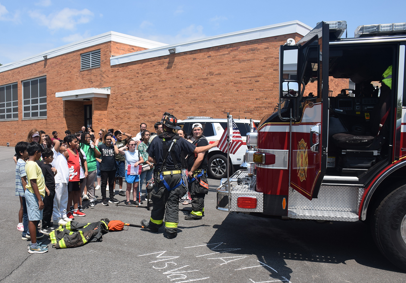 Los equipos de emergencia inspiran a estudiantes en East Meadow