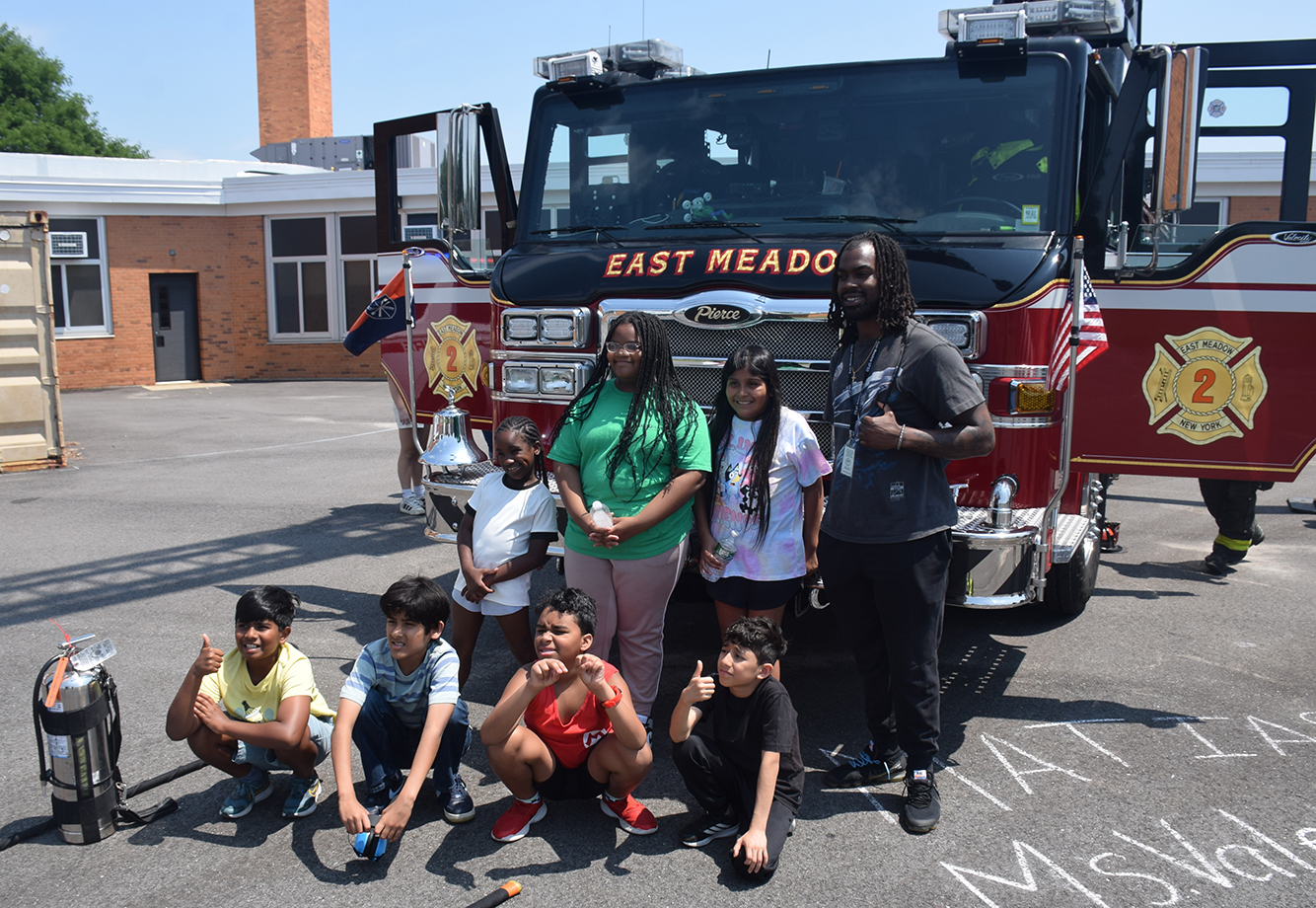 Los equipos de emergencia inspiran a estudiantes en East Meadow