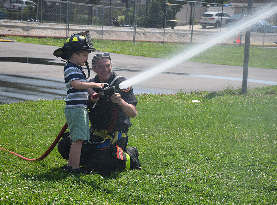 Los equipos de emergencia inspiran a estudiantes en East Meadow
