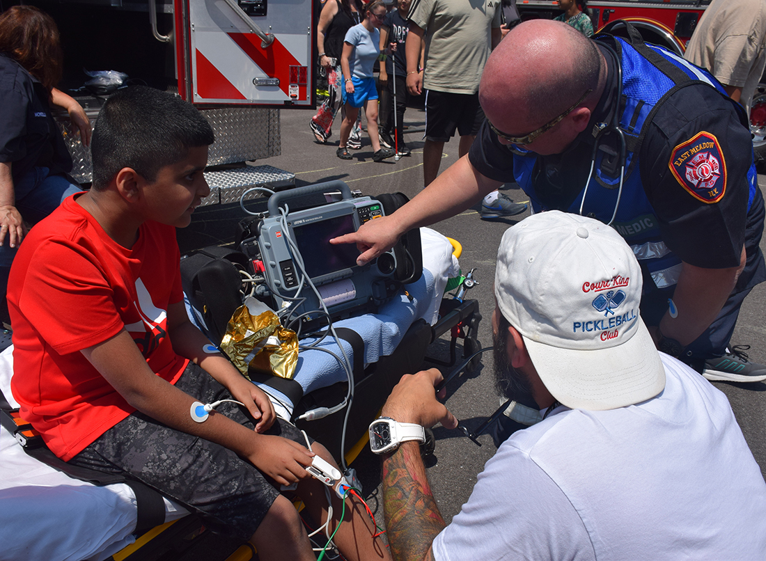 Los equipos de emergencia inspiran a estudiantes en East Meadow