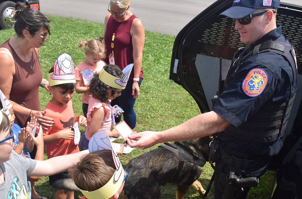 Los equipos de emergencia inspiran a estudiantes en East Meadow