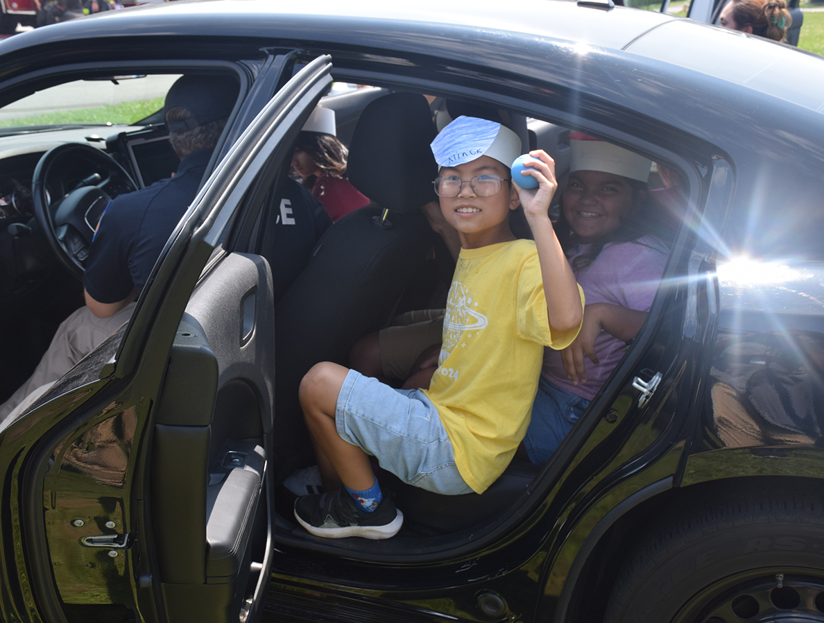 Los equipos de emergencia inspiran a estudiantes en East Meadow