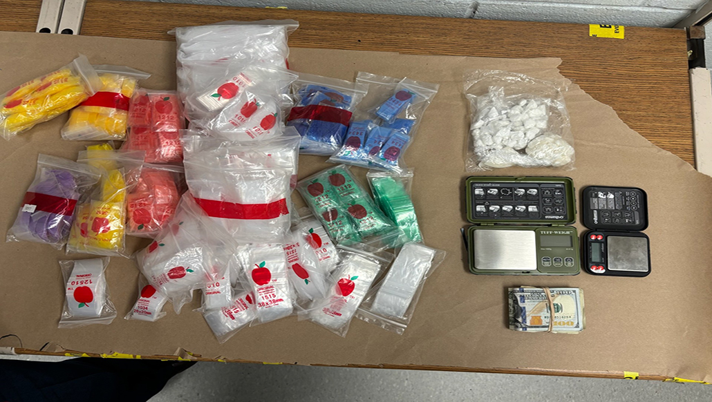 Empleado de una tienda en Suffolk es arrestado por posesión de drogas