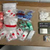 Empleado de una tienda en Suffolk es arrestado por posesión de drogas