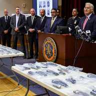 Seis delincuentes arrestados en operativo contra el tráfico de armas y drogas en Nassau