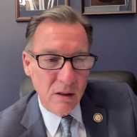 Congresista Suozzi aboga por mantener el TPS para los salvadoreños en EEUU