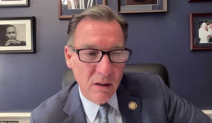 Congresista Suozzi aboga por mantener el TPS para los salvadoreños en EEUU