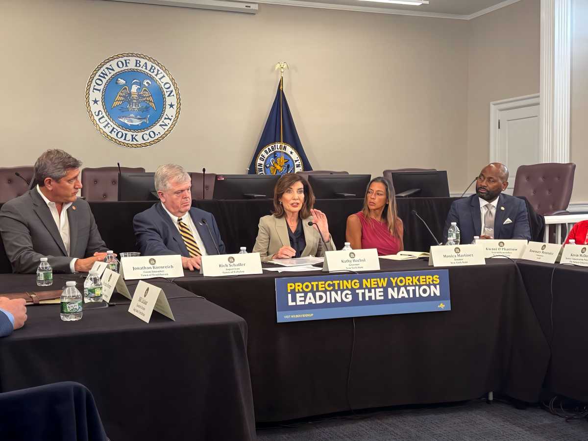 Senadora Martinez se une a líderes de Long Island en foro sobre el desarrollo de centros de datos