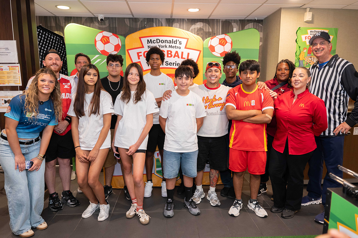 Campeones del Futbolito McDonald's reciben becas educativas