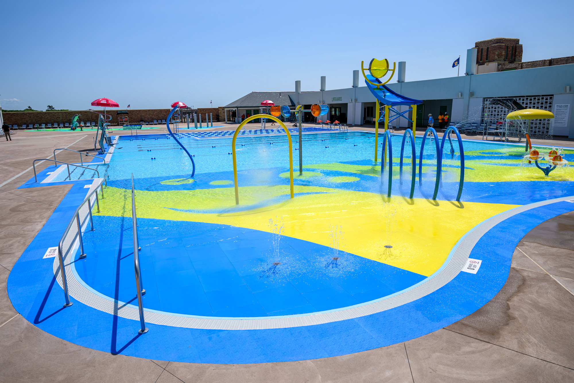 Inauguran piscina para aprender a nadar y el área de juegos acuáticos en Jones Beach