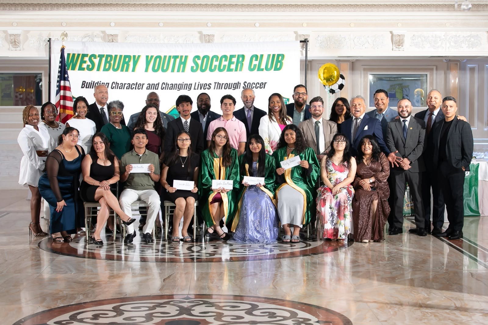 Legisladora Russell celebra al Westbury Youth Soccer Club en su gala de premios y becas