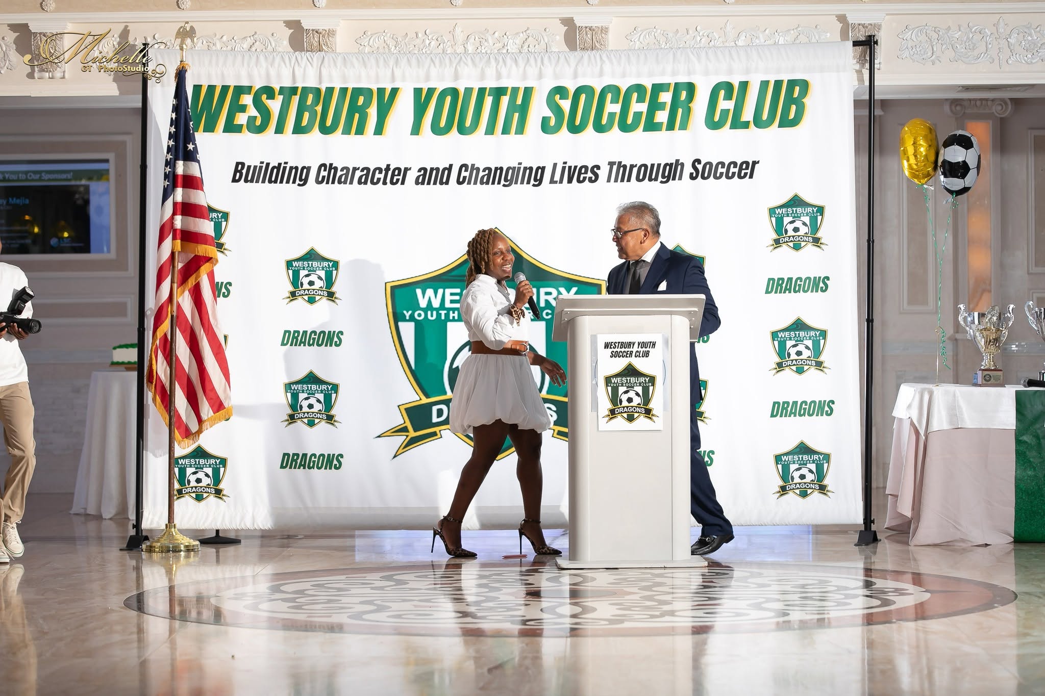 Legisladora Russell celebra al Westbury Youth Soccer Club en su gala de premios y becas