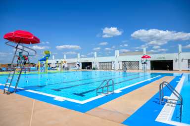 Inauguran piscina para aprender a nadar y el área de juegos acuáticos en Jones Beach