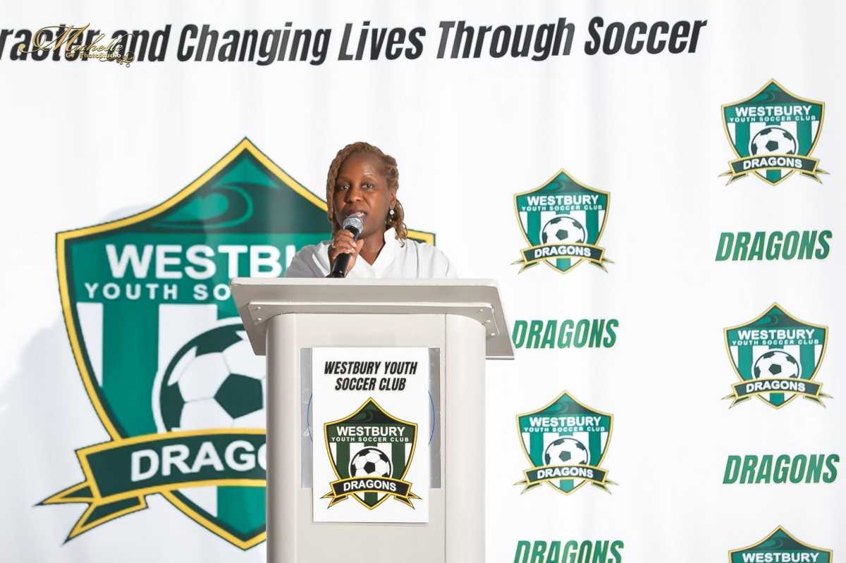 Legisladora Russell celebra al Westbury Youth Soccer Club en su gala de premios y becas