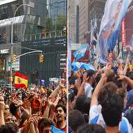 Argentinos y españoles se toman Times Square ansiando el título en la gran final