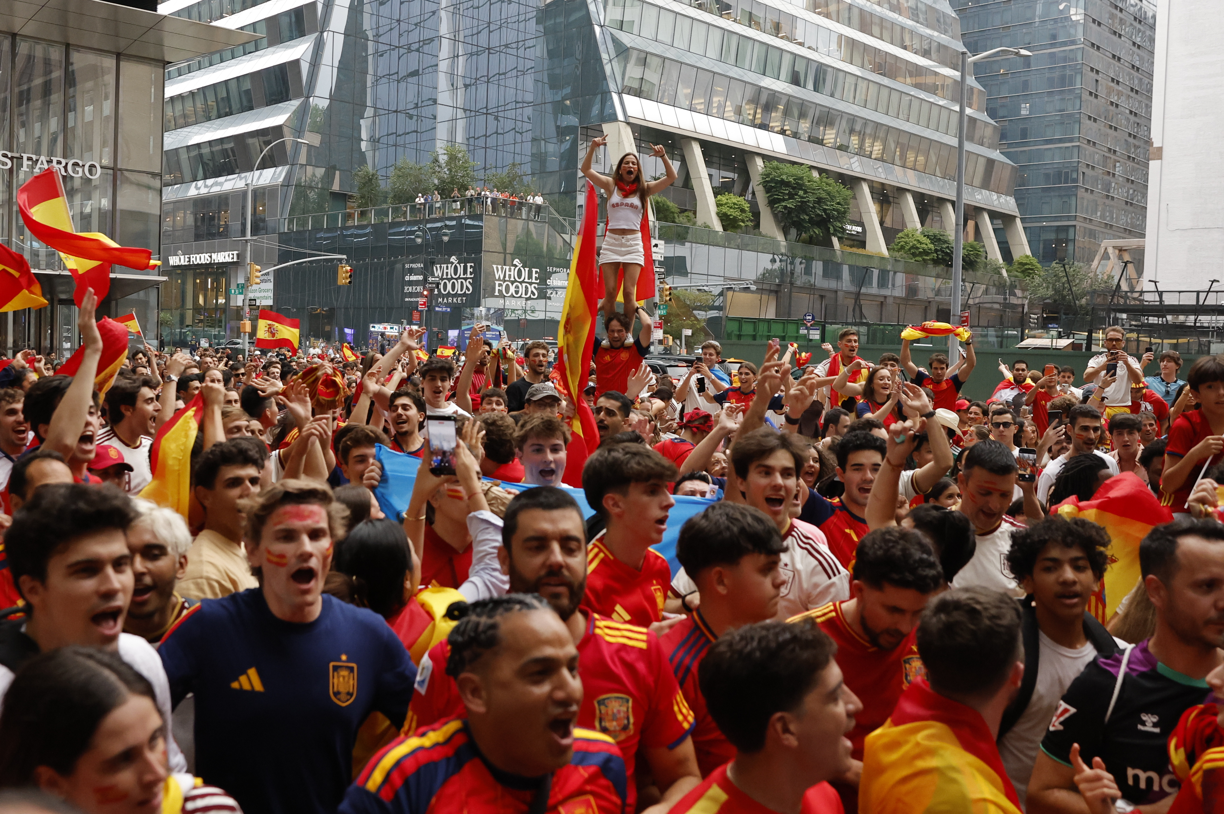 Argentinos y españoles se toman Times Square ansiando el título en la gran final