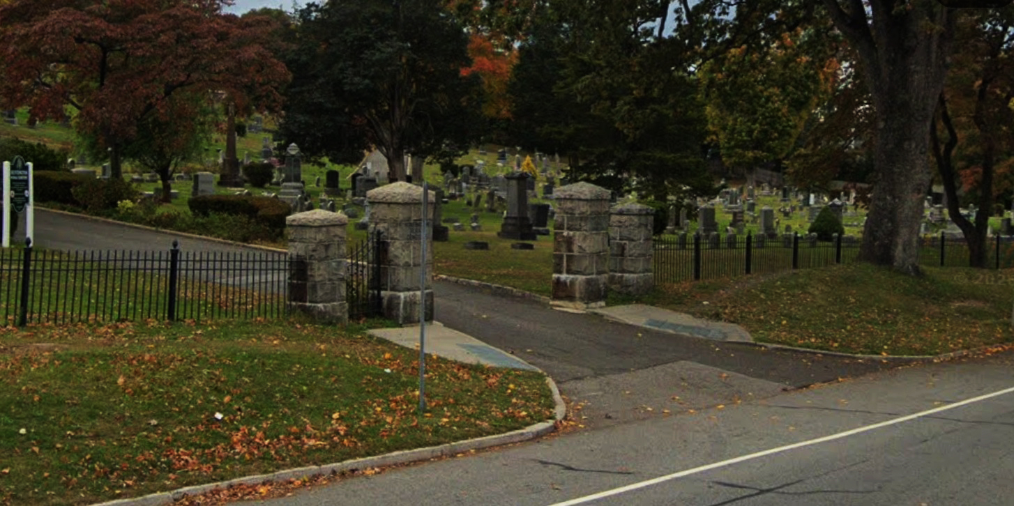 Un hombre es arrestado tras profanar una lápida en cementerio de Huntington