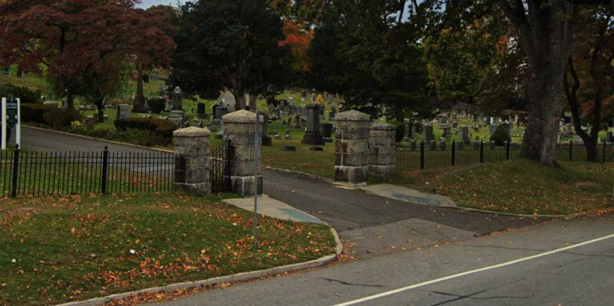Un hombre es arrestado tras profanar una lápida en cementerio de Huntington