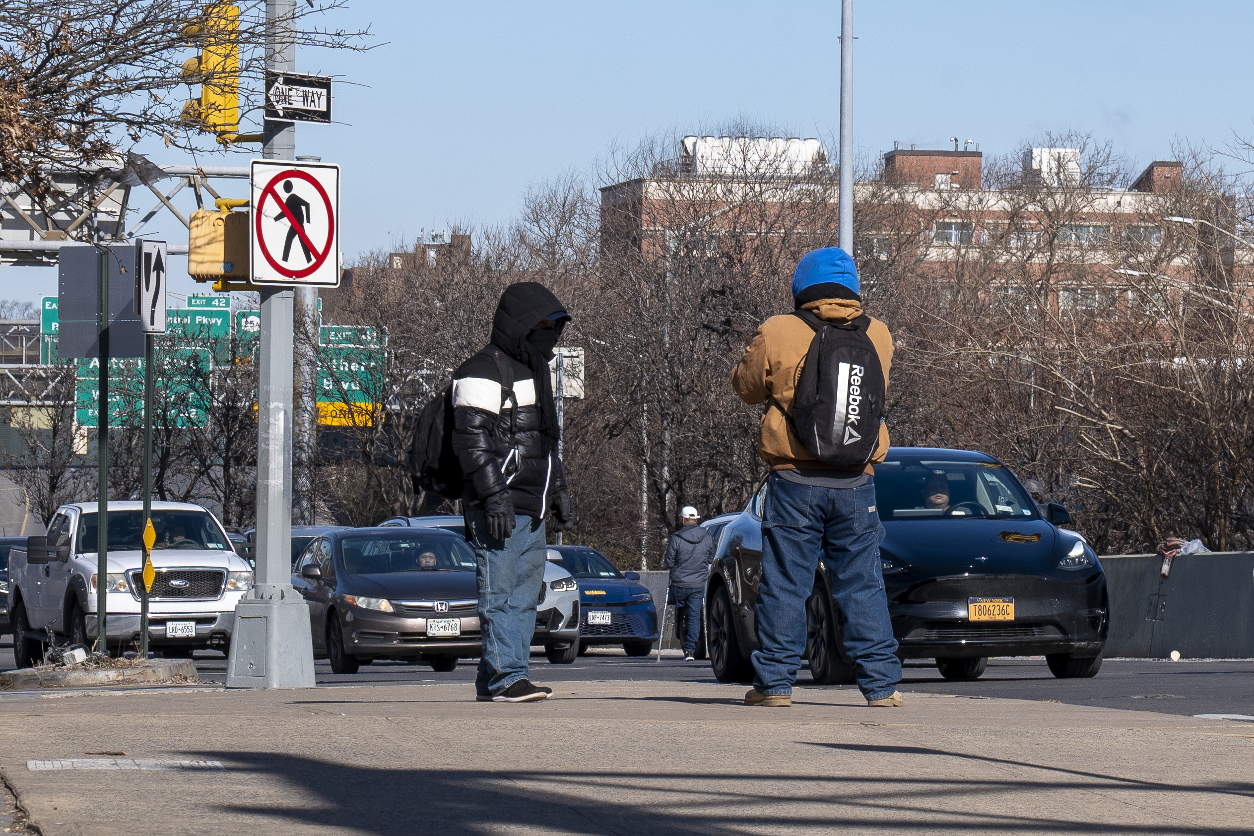 Organizaciones de Nueva York alertan del miedo entre inmigrantes por nueva regla de carga pública