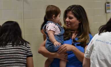 Defensores denuncian como "cruel" la decisión de Trump de revivir regla de carga pública