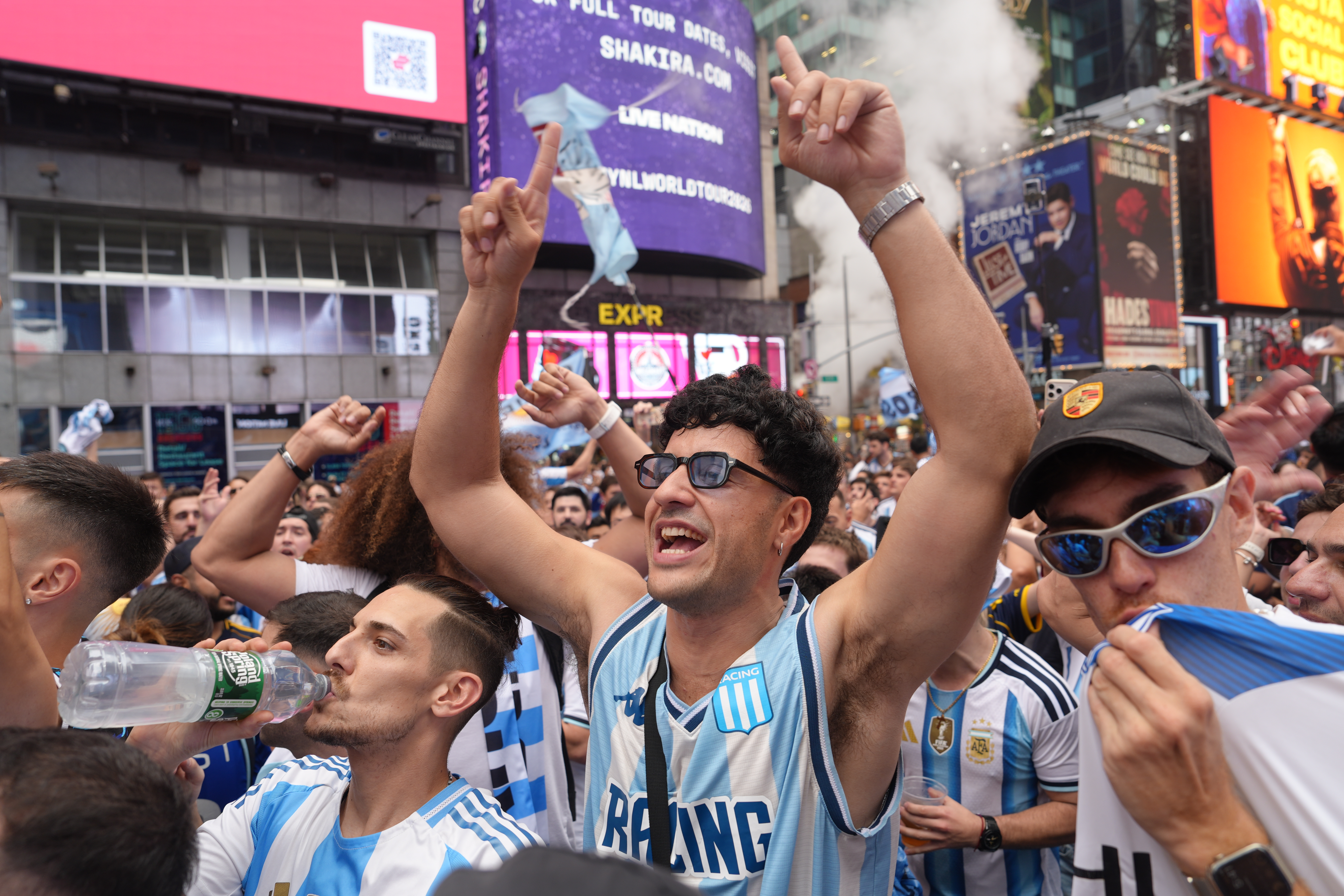 Argentinos y españoles se toman Times Square ansiando el título en la gran final