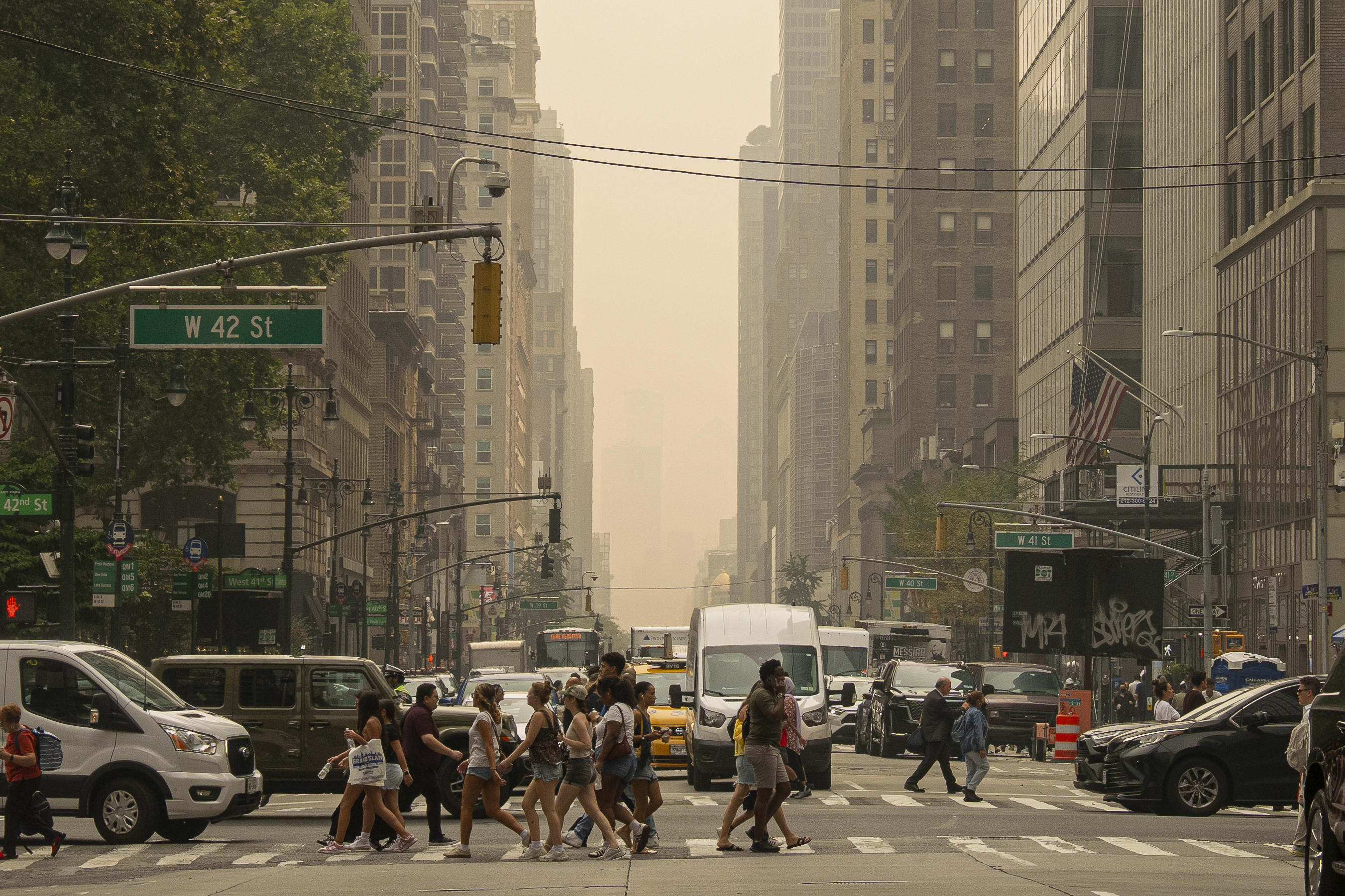 El humo y la mala calidad del aire persisten en Nueva York por los incendios en Canadá