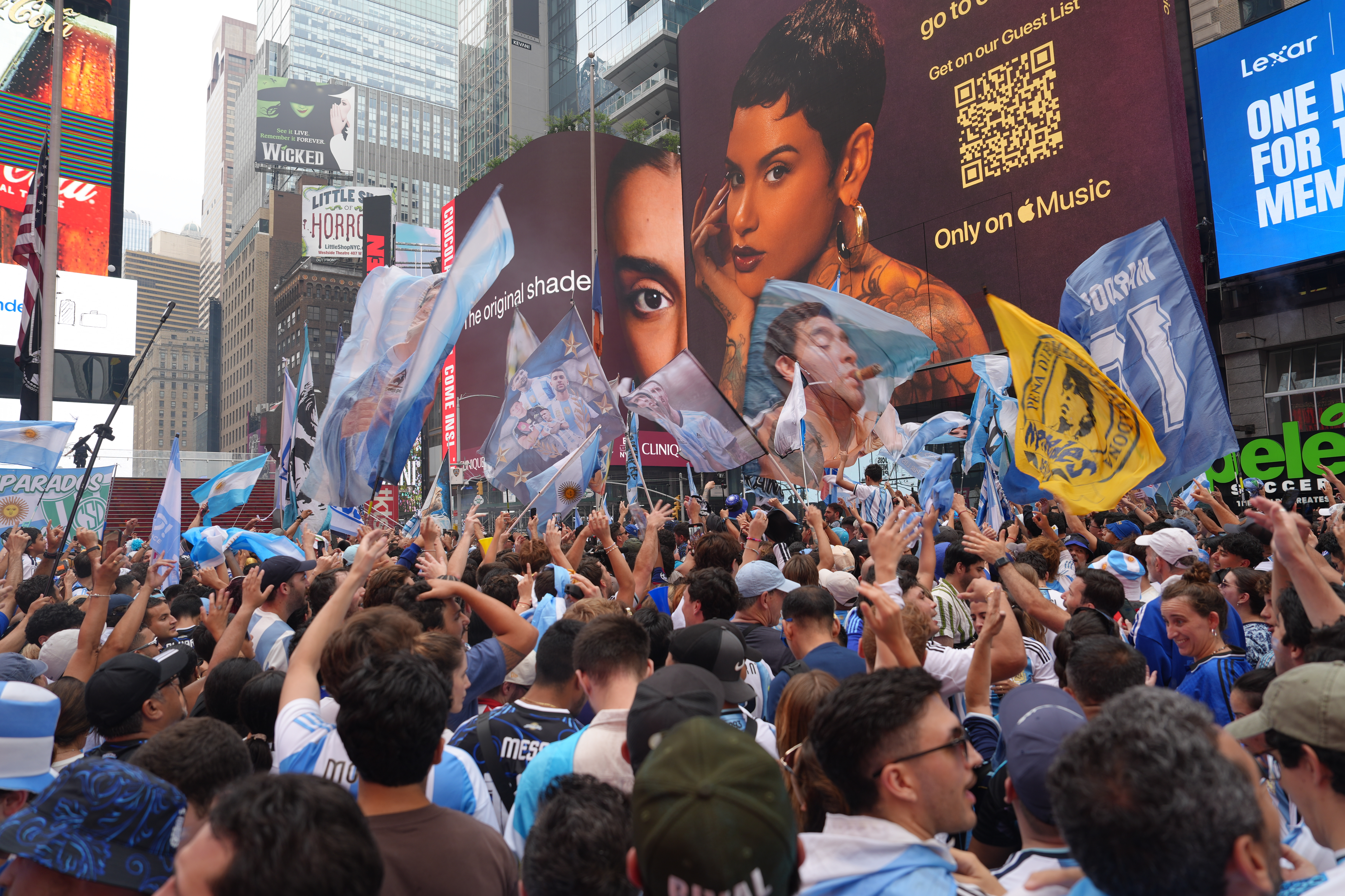 Argentinos y españoles se toman Times Square ansiando el título en la gran final