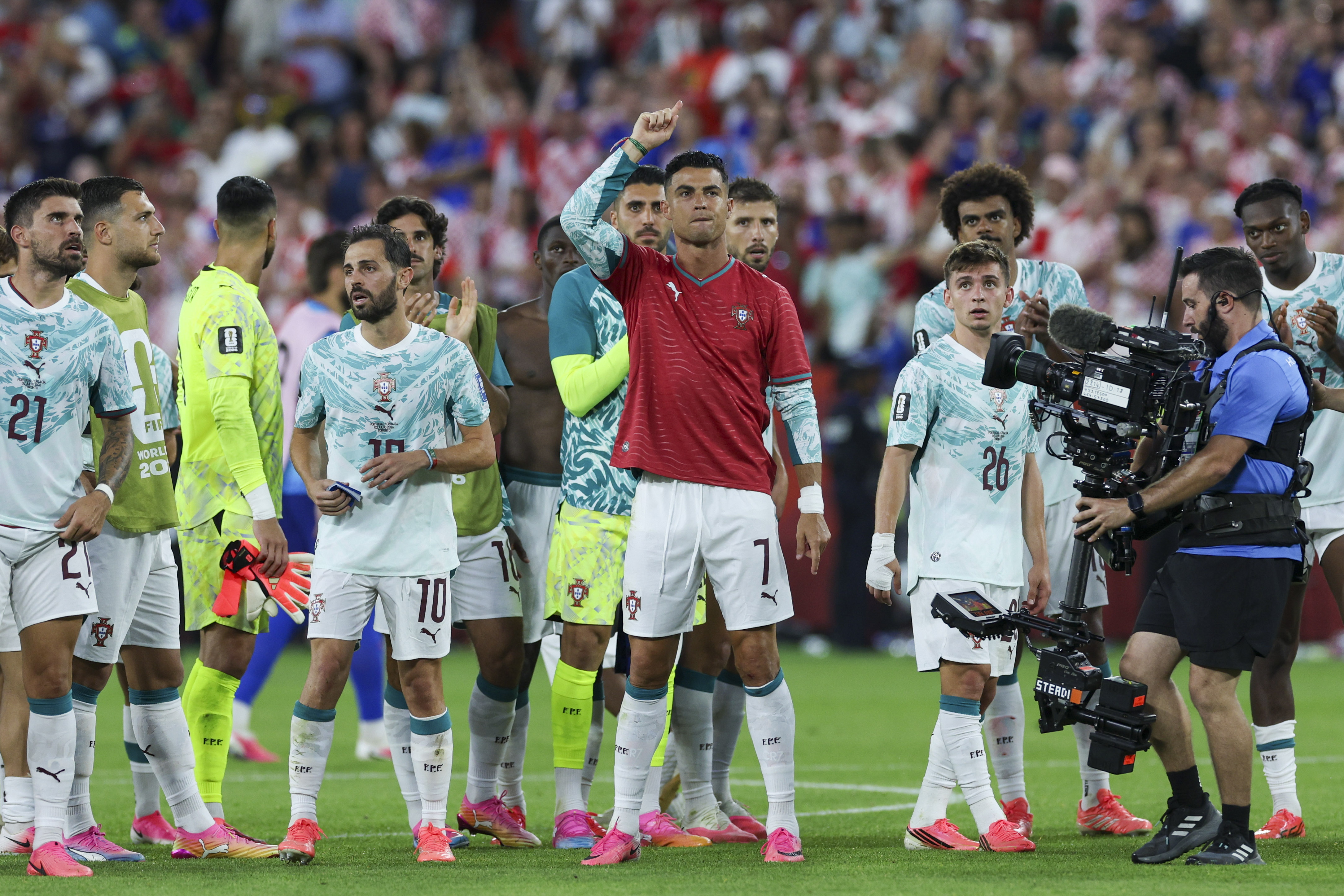 ¡Siuuuu! Cristiano y Portugal avanzan con polémica dejando fuera a Modric y Croacia