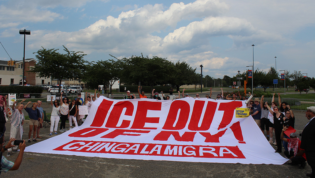 Defensores de los inmigrantes protestan contra Trump en Nassau: "¡ICE fuera de Nueva York!"