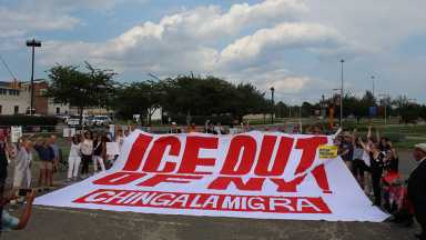 Defensores de los inmigrantes protestan contra Trump en Nassau: "¡ICE fuera de Nueva York!"